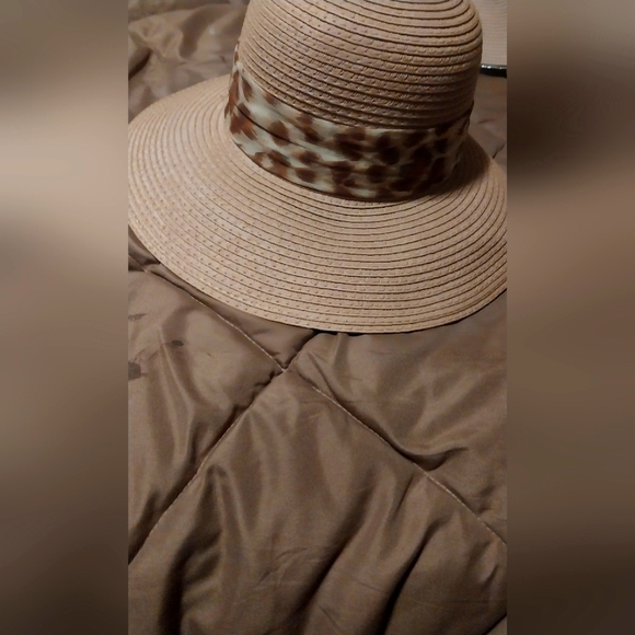 Women's hat with leopard print scarf detail - Picture 4 of 4